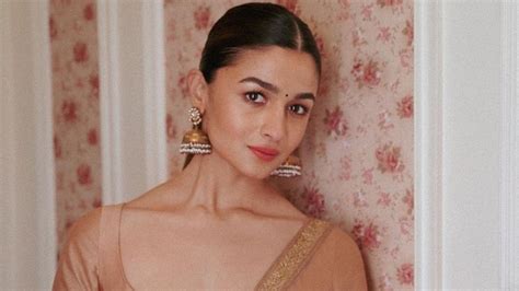 Alia Bhatt’s nude Manish Malhotra anarkali came with a sexy。